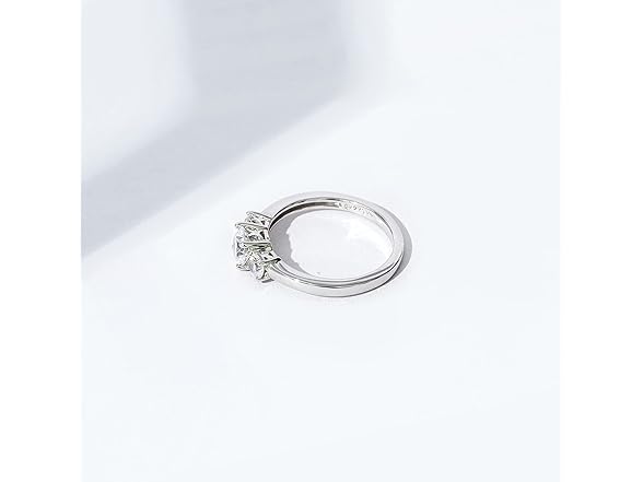 Amazon Essentials Ring 3 Stone 1ct Platinum