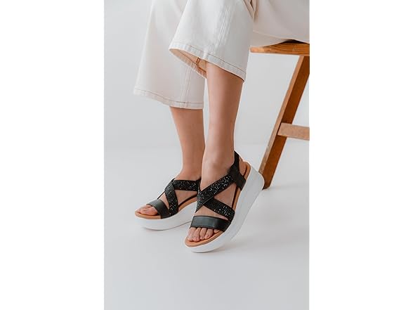 Daisy Fuentes Womens Wedge Sandals Frill