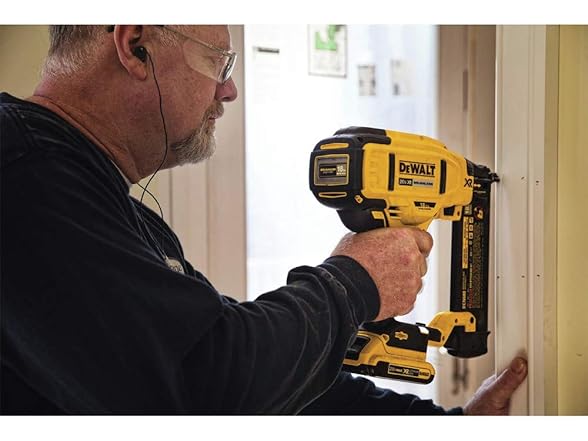 DEWALT DCN680D1 20V MAX Brad Nailer Kit, 18GA