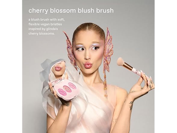 r.e.m. beauty Vegan Blush Makeup Brush