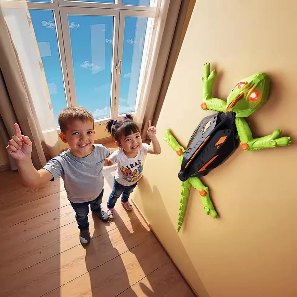Remote Control Wall Climbing Lizard Toy - Gallery 20