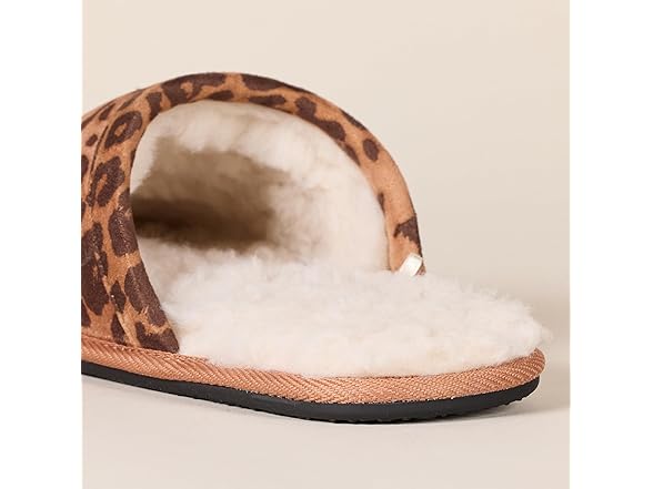 Amazon Essentials Women's Cozy Indoor Outdoor Slippers