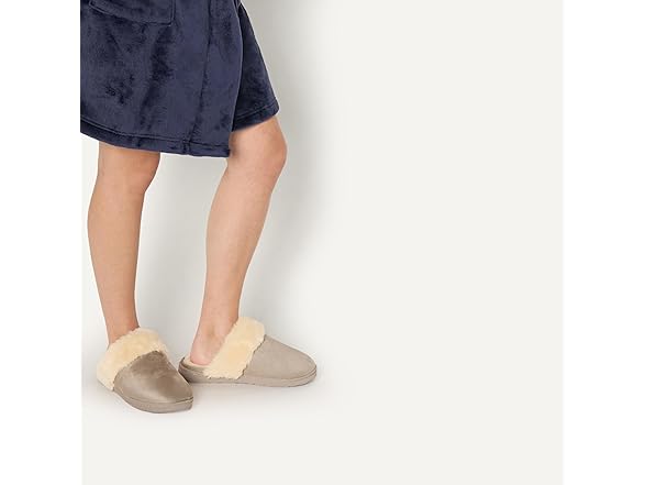 Amazon Essentials Women's Faux Fur Cozy Slippers