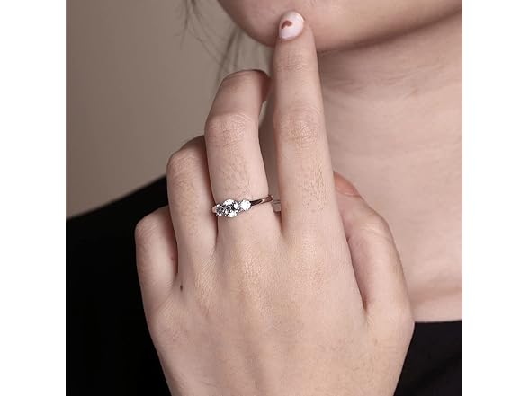 Amazon Essentials Ring 3 Stone 1ct Platinum