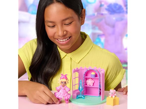 Royale High Dorm Room Playset - 1 Doll, 5 Accessories