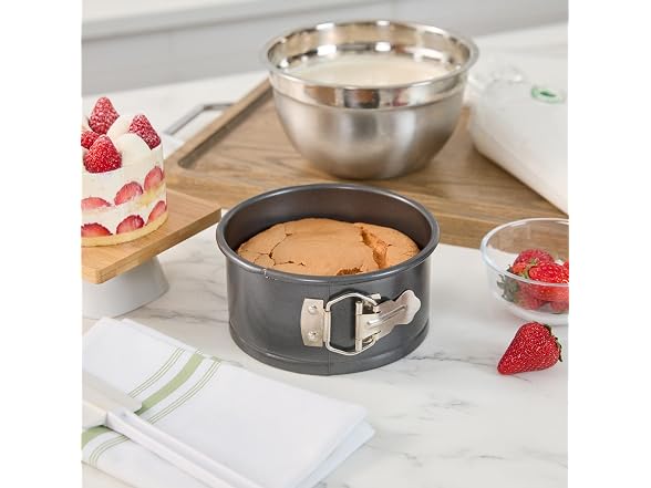 Restaurantware Round Steel Springfoam Cake Pan
