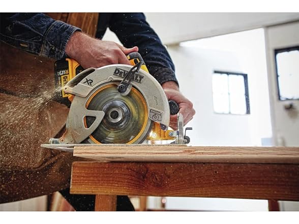 DEWALT DCS570P1 20V MAX 7-1/4-Inch Circular Saw
