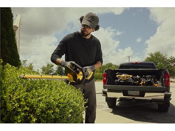 DEWALT 20V MAX 22" Cordless Hedge